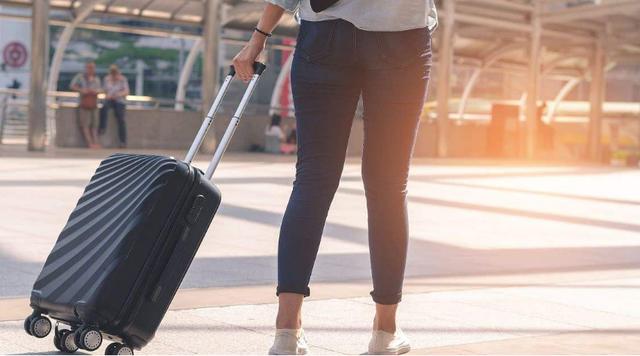 为何中国游客出行喜欢提行李箱，而外国游客都是背包？