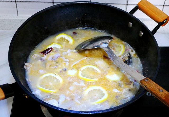 1个柠檬1条鱼，这样做酸爽开胃，不油腻！比酸菜鱼更简单~