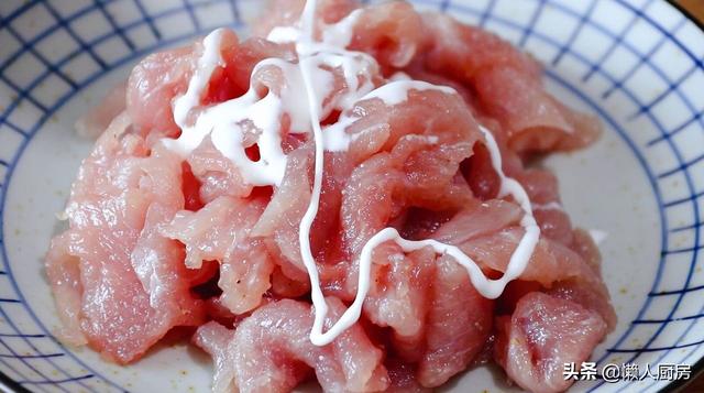 简单好吃的香菇怎么做？配上青红椒和瘦猪肉，就是美味的快炒菜