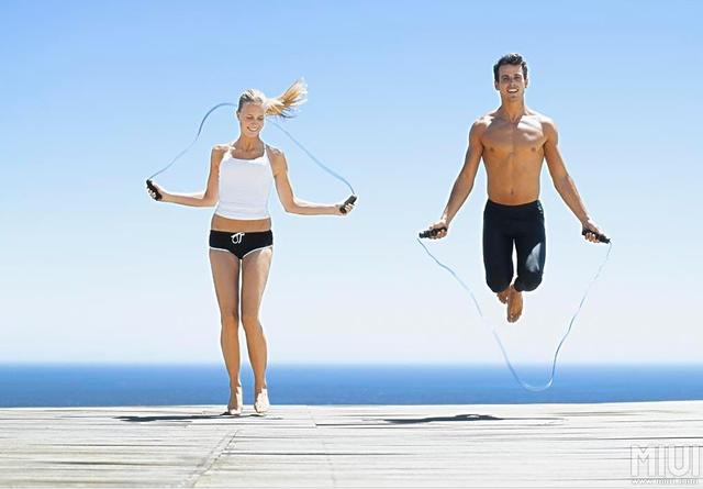 跳绳5分钟等于燃脂1小时，专家告诉你如何跳绳才能正确有效的减肥