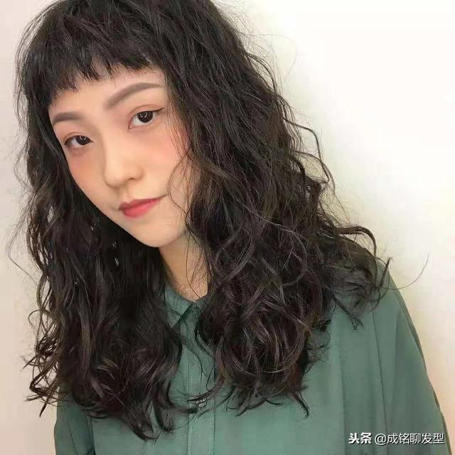 教你弄头：长脸型的女生适合什么样的烫发？